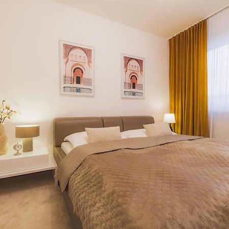 Rose Luxury Apartment & 24H Self Check-In With Private Parking Bańska Bystrzyca Zewnętrze zdjęcie