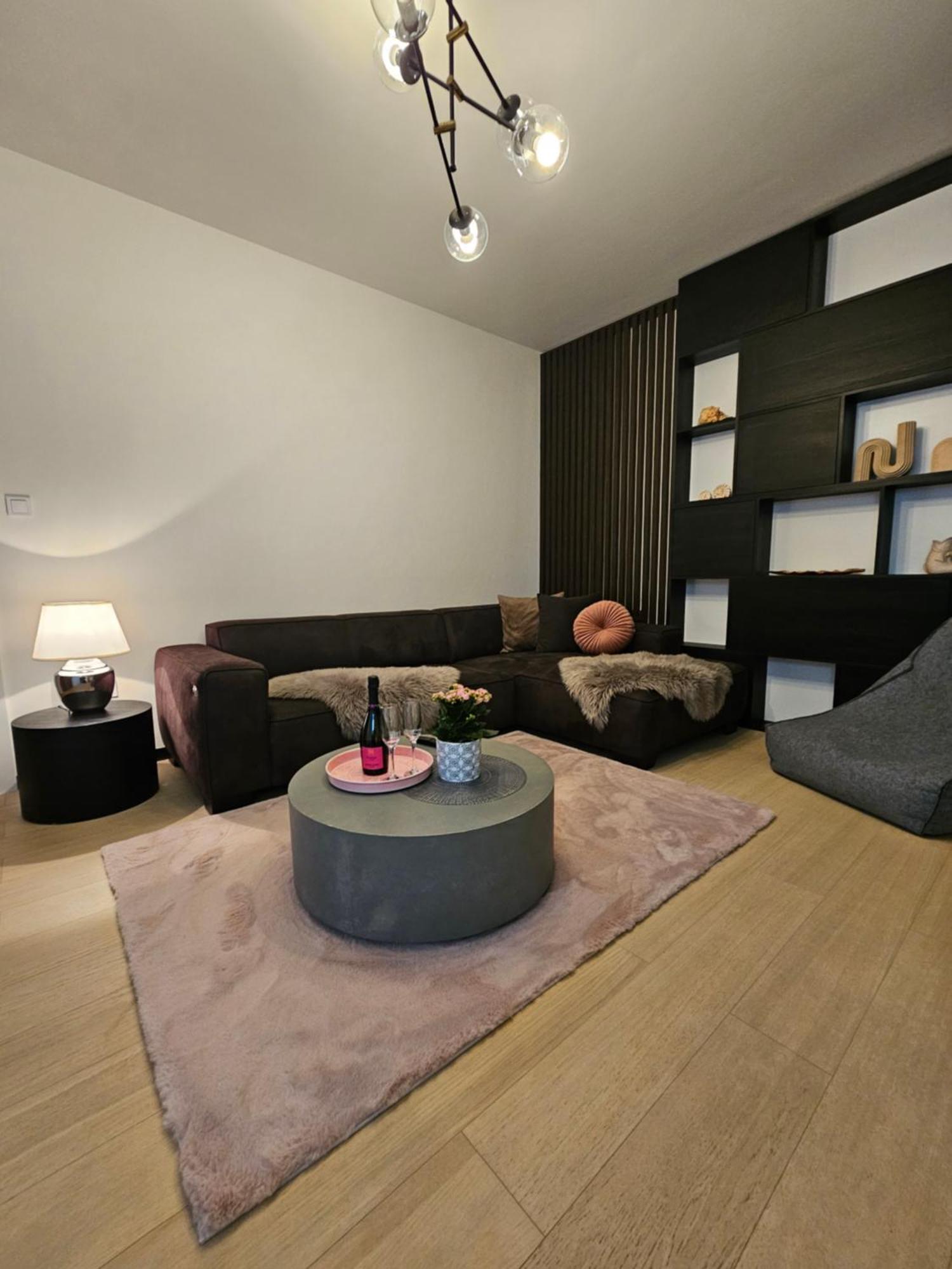 Rose Luxury Apartment & 24H Self Check-In With Private Parking Bańska Bystrzyca Zewnętrze zdjęcie