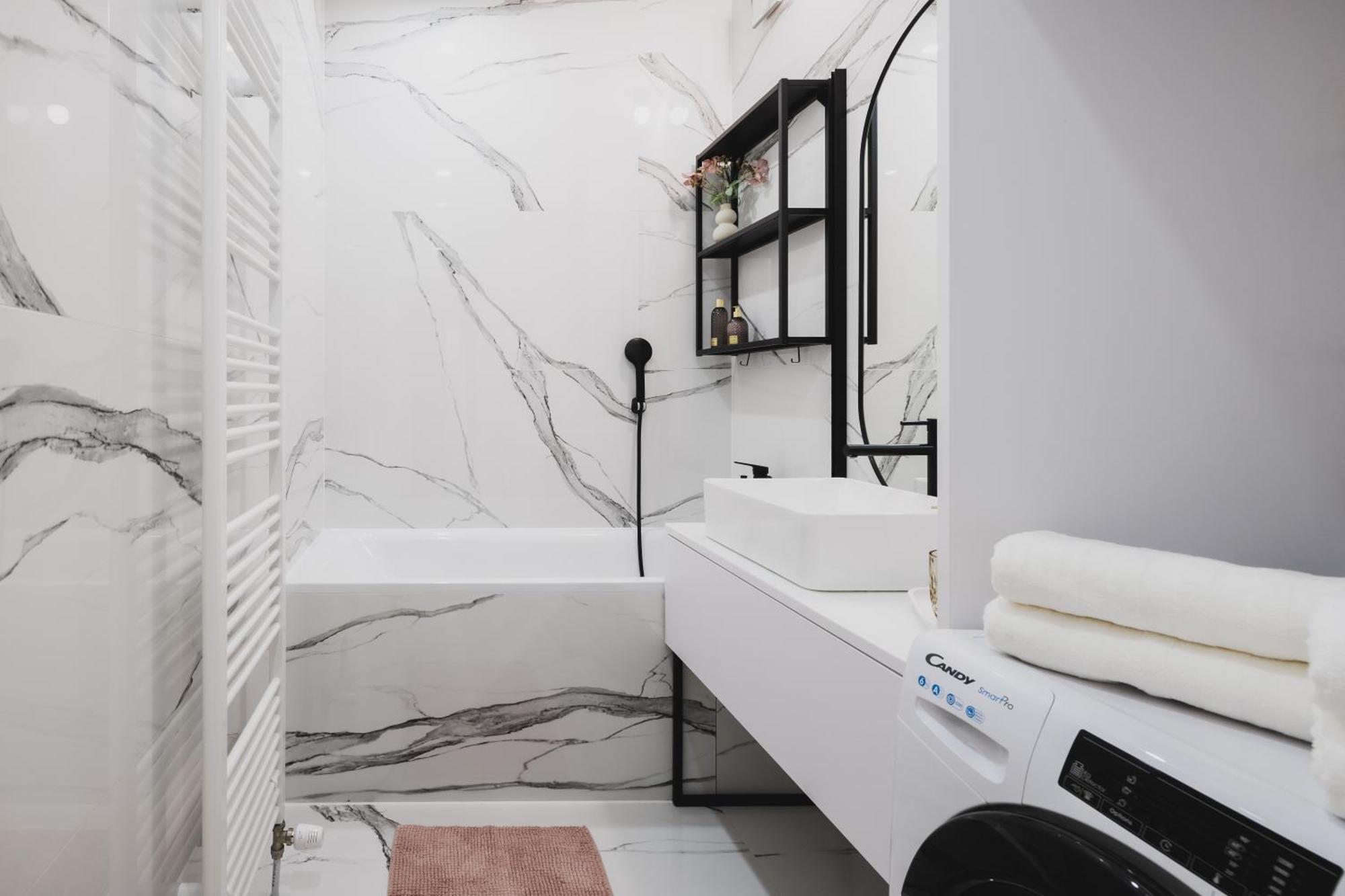 Rose Luxury Apartment & 24H Self Check-In With Private Parking Bańska Bystrzyca Zewnętrze zdjęcie